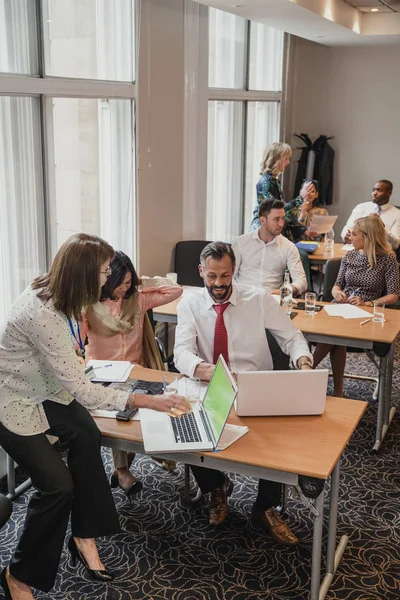 Geschäftsleute Unterhalten Sich Während Eines Geschäftstreffens Durch Eine Präsentation Mit — Stockfoto