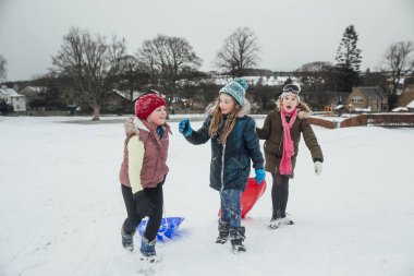 Halbuki onlar kızaklarımız ile karda oynayan üç küçük kız konuşuyorsun. 