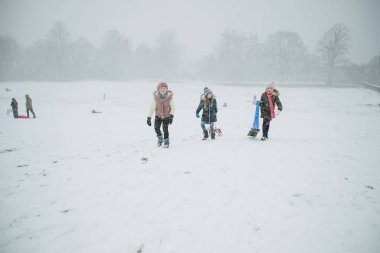 Halbuki onlar kızaklarımız ile karda oynayan üç küçük kız konuşuyorsun. 