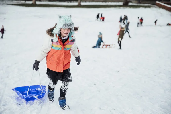 Liten Flicka Vandrar Uppför Backe Dra Sin Släde Snön — Stockfoto