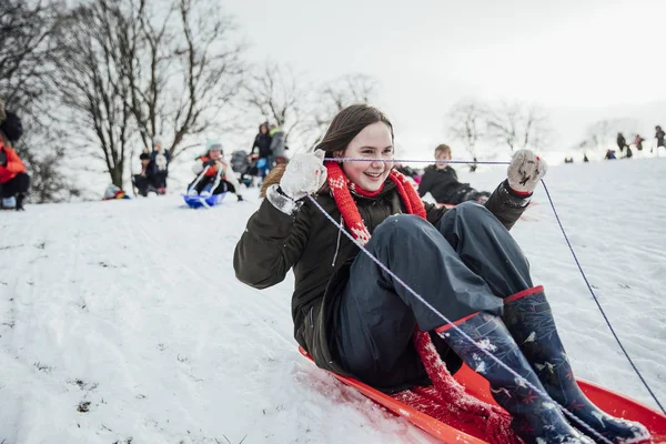 Nära Upp Skott Liten Flicka Snö Kälke Gemenskapen Race — Stockfoto