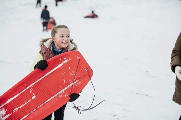 Liten Flicka Umgänge Med Sina Vänner Snön Hon Pratar Samtidigt — Stockfoto