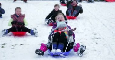 Çocuk için genel bir parkta bir kızak yarışı olan topluluk ar.