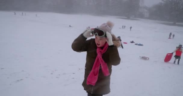 Meisje Worstelt Lopen Een Heuvel Sneeuwstorm Zodat Legt Sommige Skibrillen — Stockvideo