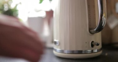 Kaynatın ortaya bir su ısıtıcısı görüntüsünü oluşturma.