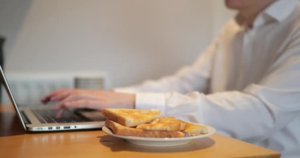 Вид Сбоку Бизнесмена Проверяющего Электронную Почту Поедающего Завтрак — стоковое видео