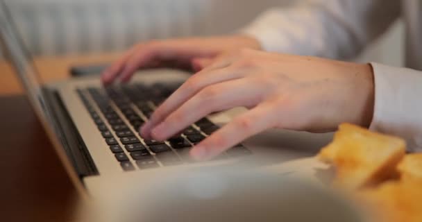 Nahaufnahme Einer Unkenntlichen Person Die Auf Einer Laptop Tastatur Tippt — Stockvideo