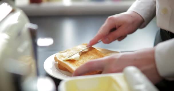 Zijaanzicht Van Een Onherkenbare Persoon Verspreiden Van Boter Wat Toast — Stockvideo