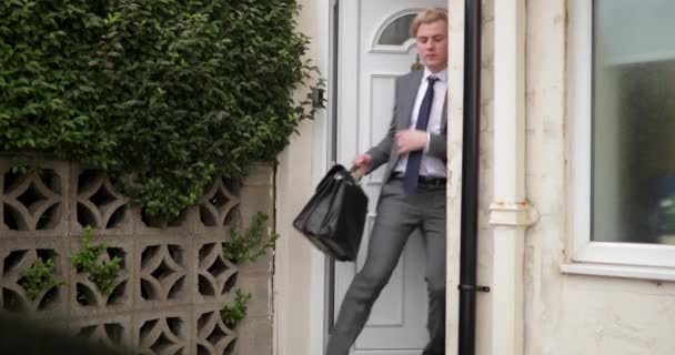 Zijaanzicht Van Een Jonge Zakenman Wandelen Uit Zijn Huis Deur — Stockvideo