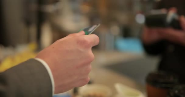 Close Van Een Mannenhand Betalen Contactloos Betaling Met Een Contactloze — Stockvideo