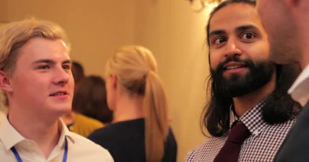 Fermeture d'un groupe de gens d'affaires après une réunion .