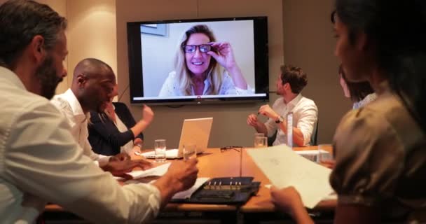 夜遅くまで会議とビデオ通話を持つビジネス人々 のグループの表面のレベルのビュー — ストック動画