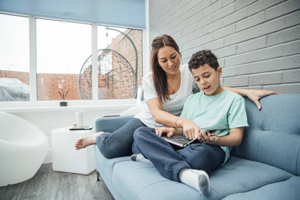 Kleine Jongen Zijn Moeder Leest Een Boek Samen Serre Van — Stockfoto