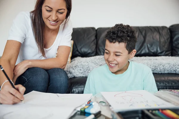 Kleine Jongen Zijn Moeder Een Vaderdag Kaart Thuis Maken Met — Stockfoto