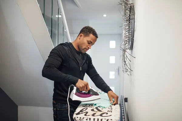 Half Volwassen Man Strijkservice Een Shirt Van School Gang Thuis — Stockfoto