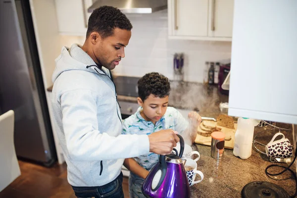 Menino Está Ajudando Seu Pai Enquanto Ele Faz Chá Manhã — Fotografia de Stock