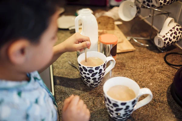 Мальчик Помогает Отцу Заваривать Чай Утрам Смешивает Чай Ложкой — стоковое фото