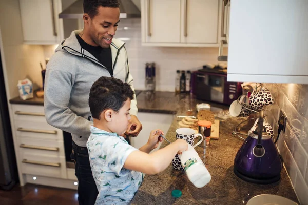 Bambino Suo Padre Stanno Facendo Colazione Casa — Foto Stock