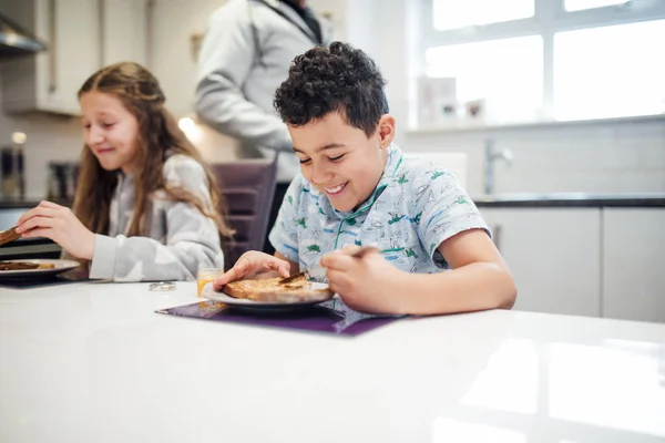 Niño Pequeño Está Disfrutando Tostadas Con Mermelada Para Desayuno Casa — Foto de Stock