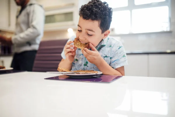 Lille Pojken Njuter Några Toast Med Sylt Till Frukost Hemma — Stockfoto