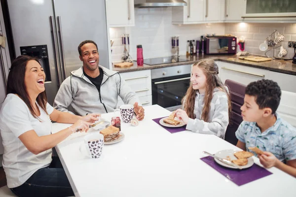 Семья Четырех Человек Завтракает Вместе Дома Смеются Пока Едят Тосты — стоковое фото