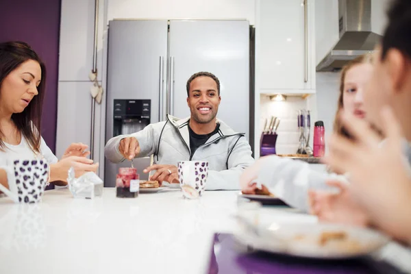 Familia Cuatro Personas Están Disfrutando Del Desayuno Juntos Casa Todos — Foto de Stock