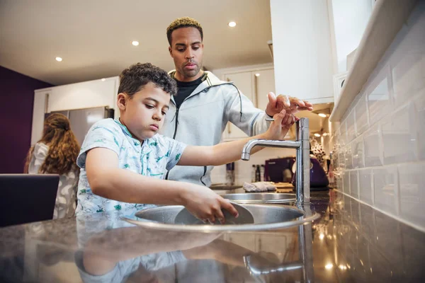 Menino Seu Pai Estão Lavando Pratos Juntos Casa — Fotografia de Stock