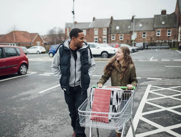 Kleines Mädchen Und Ihr Vater Verlassen Den Supermarkt Mit Dem — Stockfoto