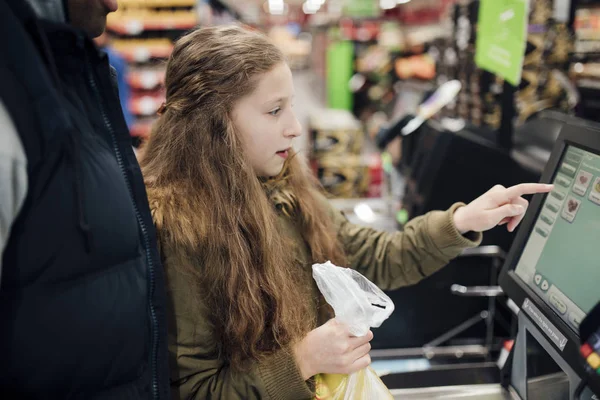 Menina Está Check Out Self Service Supermercado Com Seu Pai — Fotografia de Stock