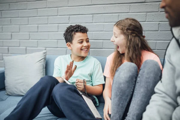 Jongetje Zijn Oudere Zus Zijn Samen Spelen Thuis Met Een — Stockfoto