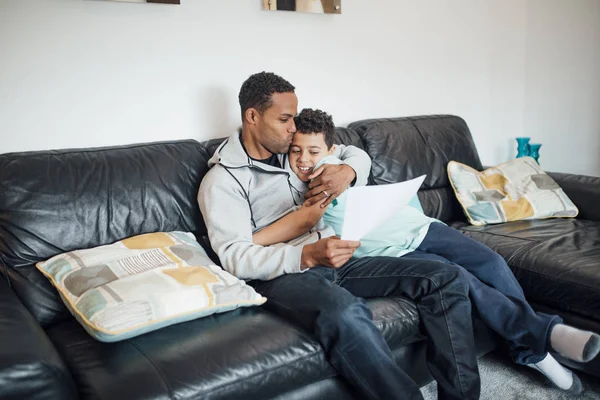 Kleine Jongen Heeft Gegeven Van Zijn Vader Een Poster Die — Stockfoto