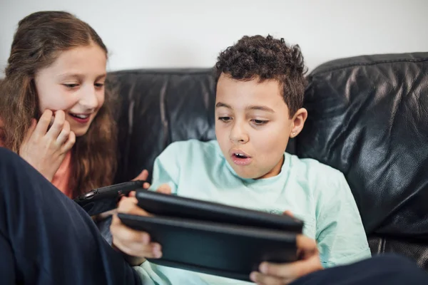Jongetje Zijn Zus Spelen Handzame Spelcomputers Thuis — Stockfoto