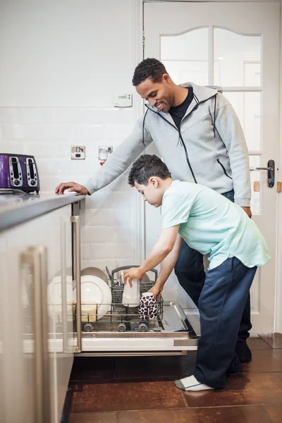 Menino Está Ajudando Seu Pai Carregar Máquina Lavar Louça Casa — Fotografia de Stock