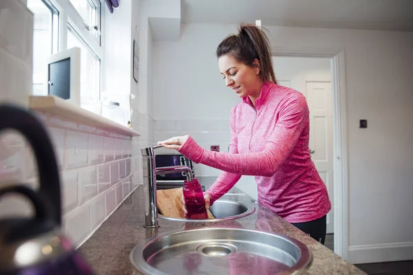 Μέσα Ενήλικη Γυναίκα Συμπληρώνοντας Την Επαναχρησιμοποιήσιμη Μπουκάλι Νερό Στο Σπίτι — Φωτογραφία Αρχείου