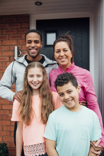 Retrato Uma Família Multi Étnica Porta Frente Sua Casa — Fotografia de Stock