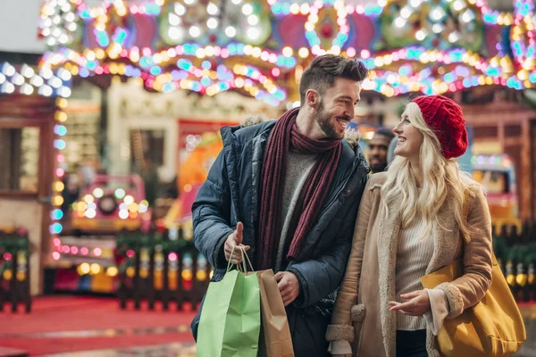 Frontansicht Nahaufnahme Eines Paares Das Winter Nach Dem Einkaufen Verkauf — Stockfoto