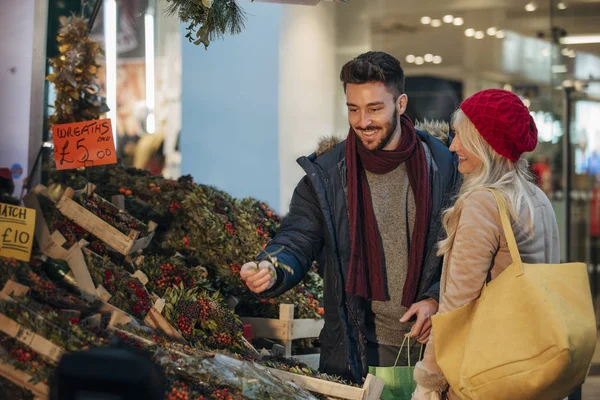 Side View Couple Deciding Which Wreath Buy Wreat Stall City — Stock Photo, Image