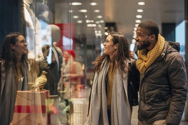 Vorderansicht Eines Pärchens Das Einem Schaufenster Vorbeigeht Und Reinschaut Sie — Stockfoto