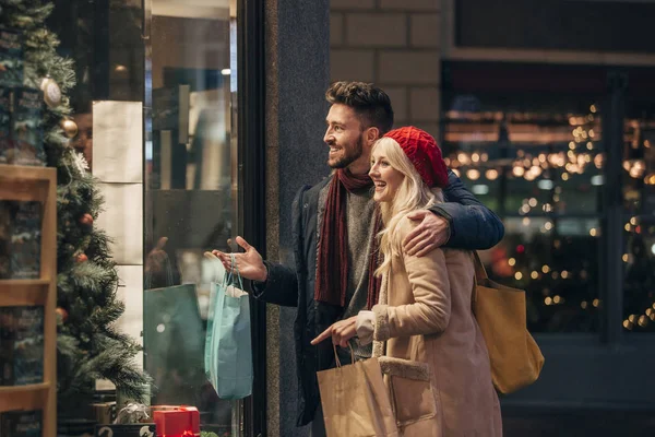 Zijaanzicht Van Een Paar Doen Sommige Winkelen Bij Kerst Venster — Stockfoto