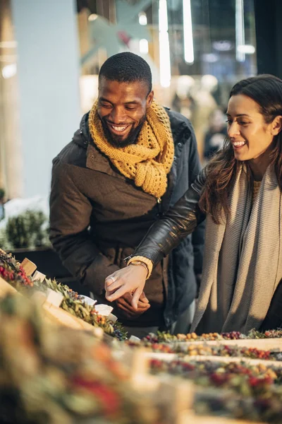 Front View Couple Standing Christmas Market Stall Deciding What Wreath — Stock Photo, Image