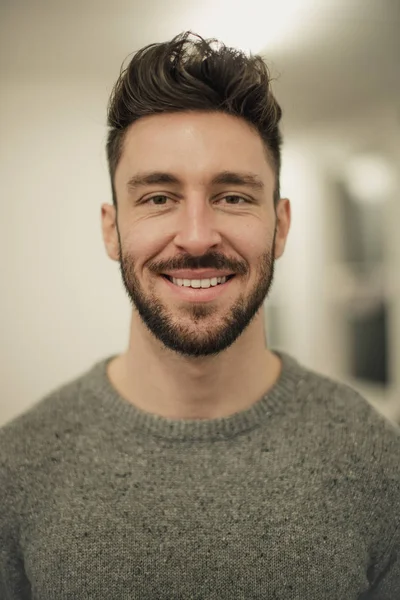 Seyir ve alınan bir portre kurbanını öldürürken kameraya gülümseyen genç bir erkek yetişkin önden görünümü.