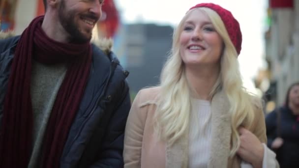 Movimento Lento Casal Feliz Andando Juntos Eles Estão Vestidos Com — Vídeo de Stock