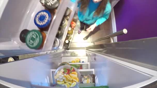 Bambina Sta Aprendo Frigo Casa Prendere Piatto Frutta — Video Stock