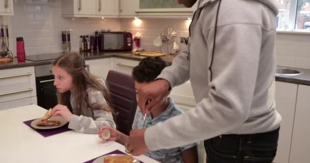 Homem Fez Café Manhã Para Seus Filhos Está Ajudando Seu — Vídeo de Stock