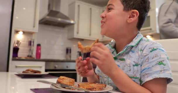 Jongetje Genieten Van Eten Toast Met Jam Voor Zijn Ontbijt — Stockvideo