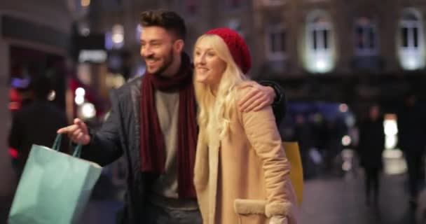 Melacak Gambar Pasangan Bahagia Berjalan Menuju Jendela Toko Pasangan Ini — Stok Video