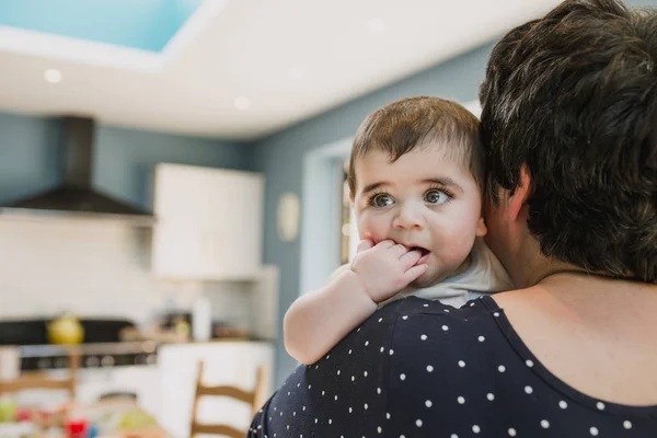 Vista Trasera Una Madre Irreconocible Sosteniendo Hijo Bebé Madre Está — Foto de Stock