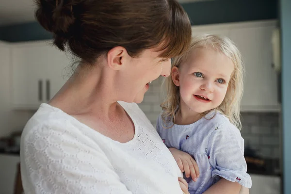 Visão Lateral Uma Mãe Falando Sorrindo Para Sua Filha Que — Fotografia de Stock