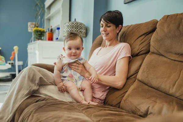 Metà Madre Adulta Seduto Divano Soggiorno Bambino Seduto Sulle Ginocchia — Foto Stock