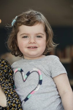 Headshot headshot kapalı için unrecognisable bir kişi tarafından tutulan küçük bir kızın.